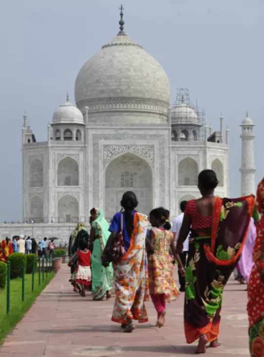 Indiase dames voor de Taj Mahal