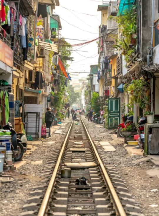 Treinspoor midden door een smalle straat met aangrenzende huizen in Hanoi Vietnam. Ook bekend als Train Street.